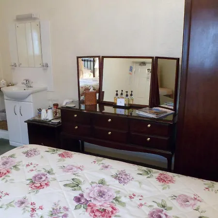 ベッド・アンド・ブレックファスト ザ ファージングス